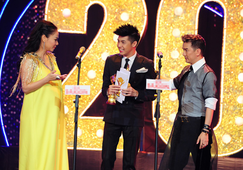 Vợ chồng Hoài Linh mặc đồ đôi lên nhận giải Mai Vàng 6